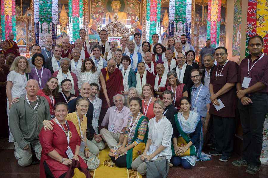 达赖喇嘛尊者与此次心灵与生命研讨会的与会者 图片取自OHHDL