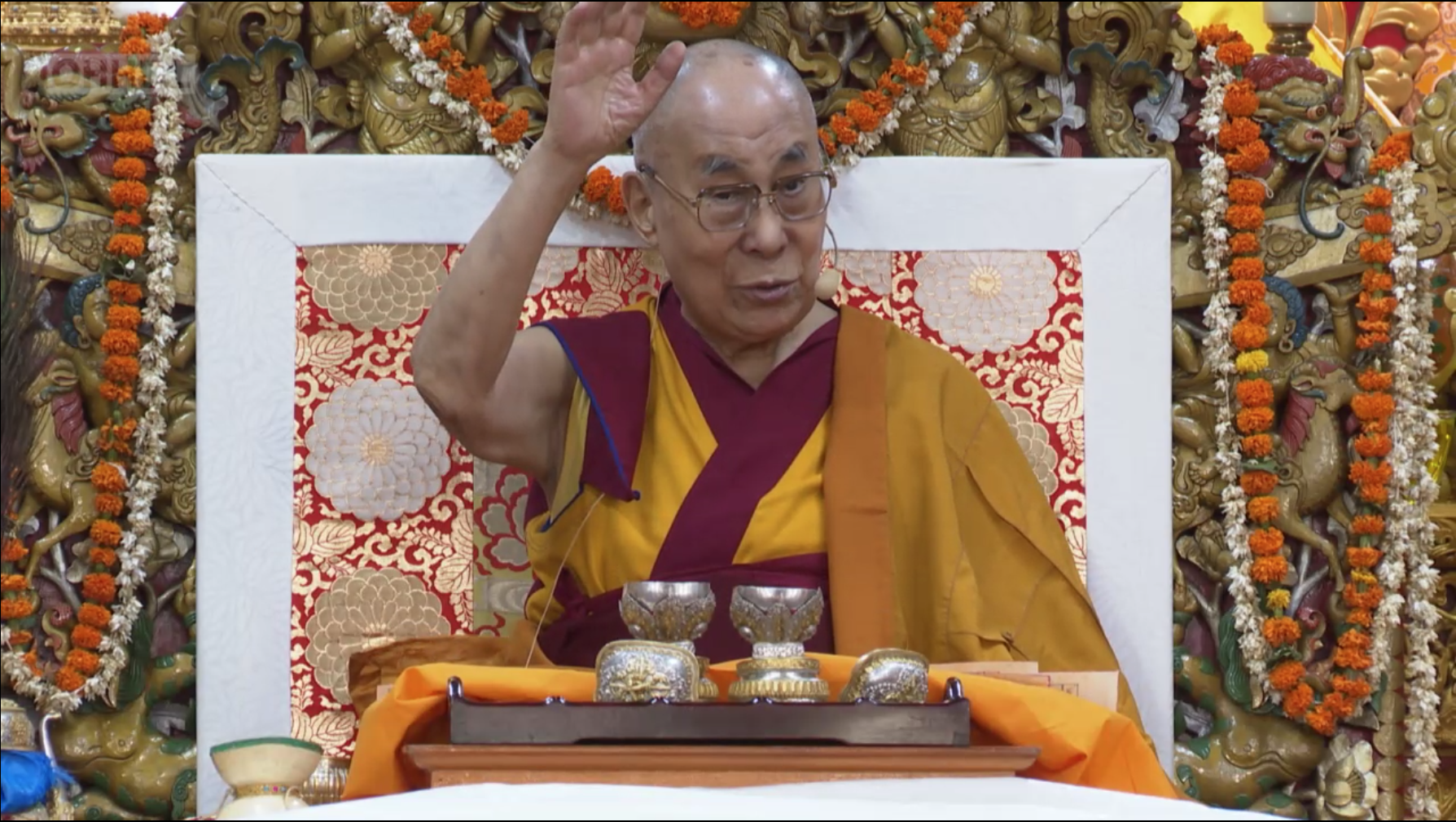 达赖喇嘛在佛诞月传授观音灌顶，解释六字大明咒含义- VOT