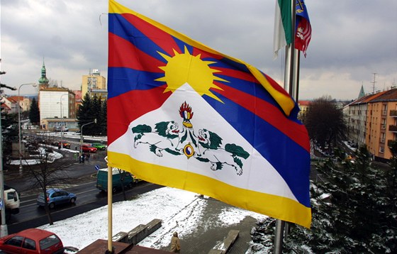 欧洲各城市政厅响应310升挂西藏国旗声援西藏人权
