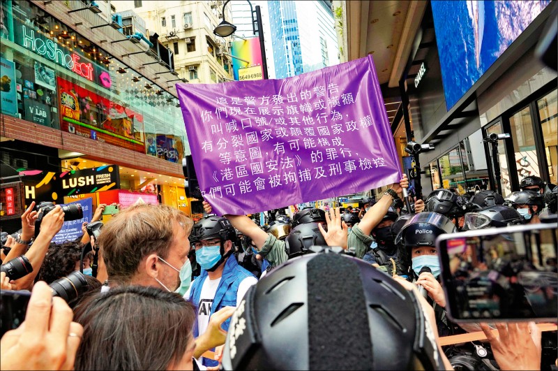 中共于香港推行恶法，手持西藏国旗被视为危害国家安全
