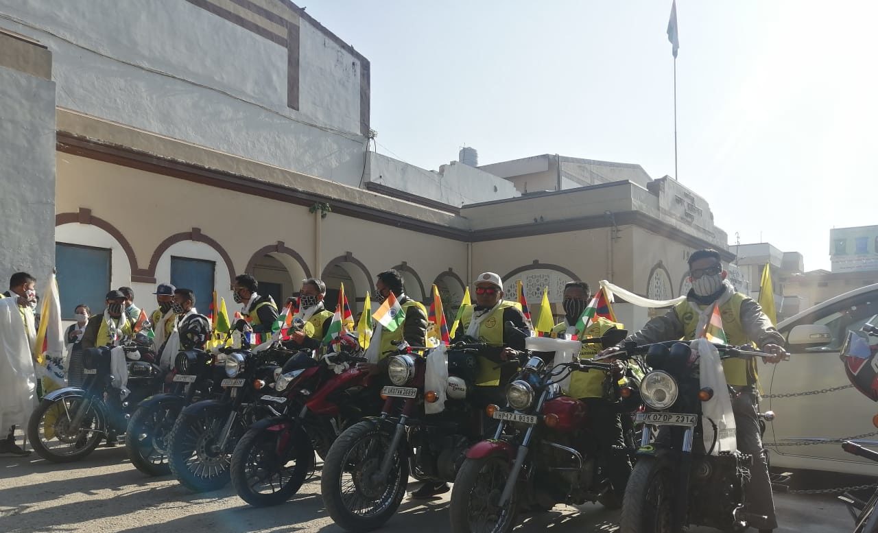 流亡藏人在印度北阿坎德邦展开摩托车巡游活动