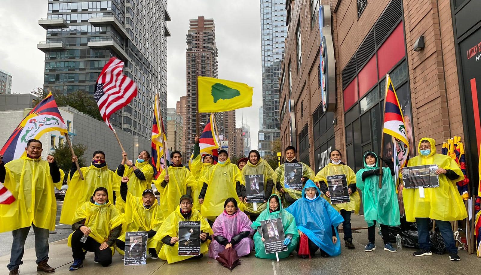 为声援受迫害比如藏人，纽约西藏青年会在中共使馆前抗议