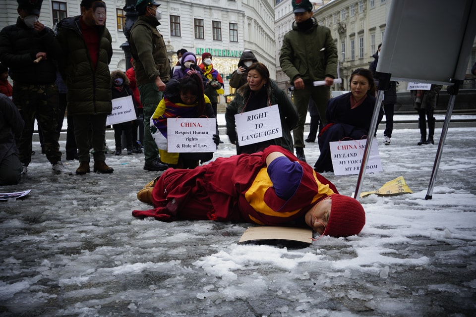 奥地利藏人与援藏者透过街演揭露中共人权、抵制北京冬奥