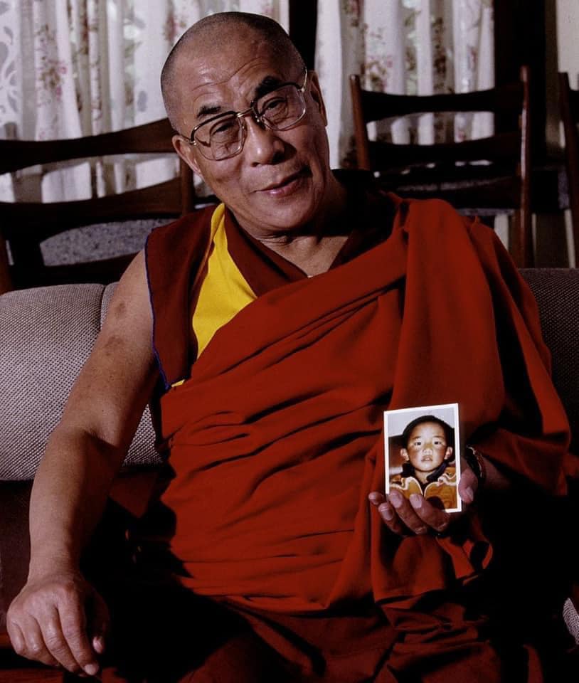 流亡藏人纪念第十一世班禅喇嘛三十三岁生日祈愿他早日自由
