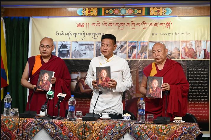 《一生三世》格尔登仁波切藏文版回忆录于达兰萨拉发行