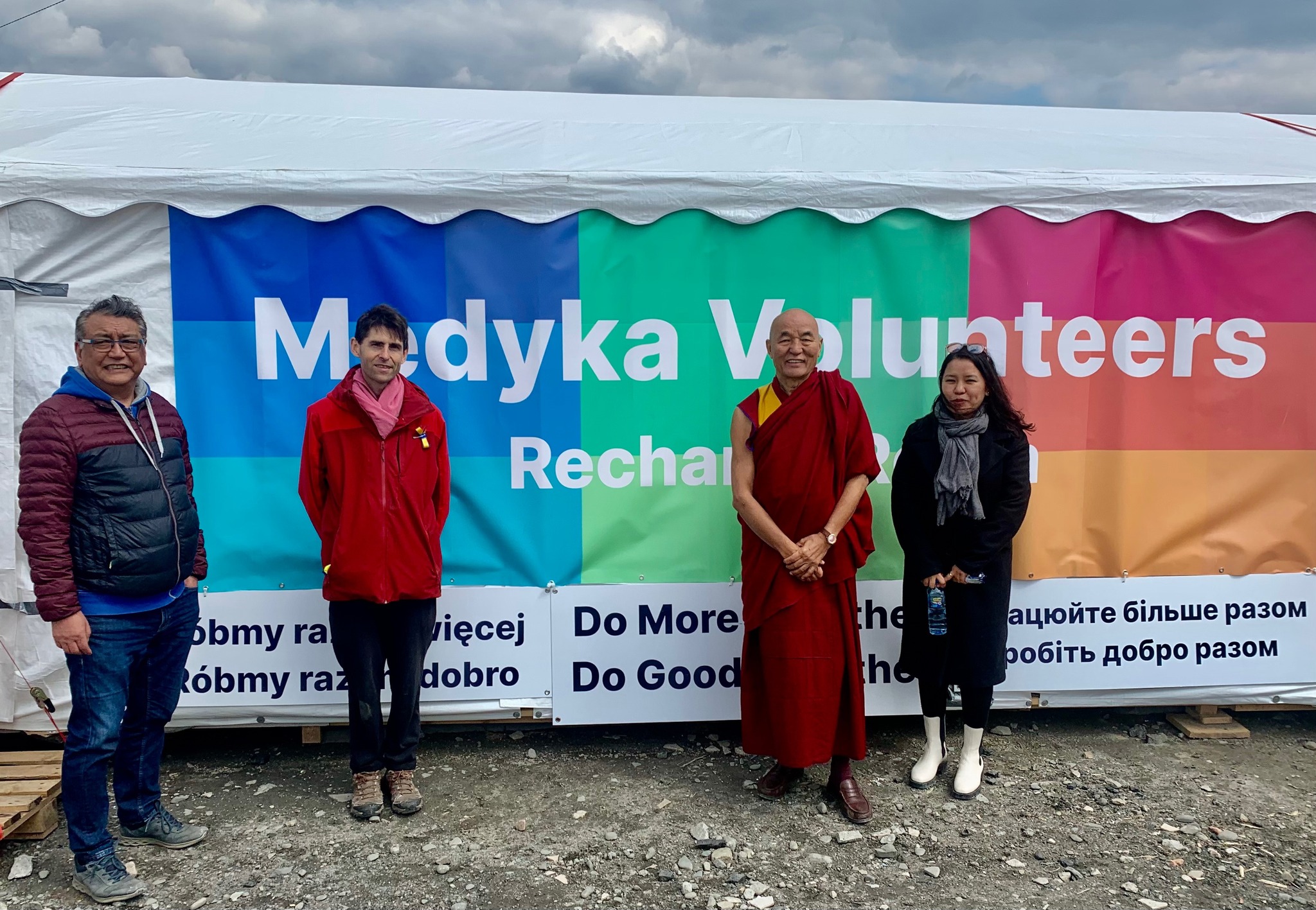 西藏议员图丹旺青与欧洲藏人代表赴波乌边境援助乌克兰难民