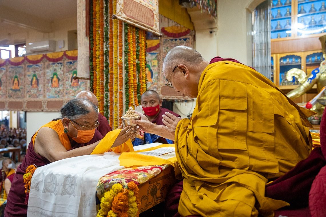 萨迦僧俗为达赖喇嘛举办长寿法会，尊者允诺将驻世百年