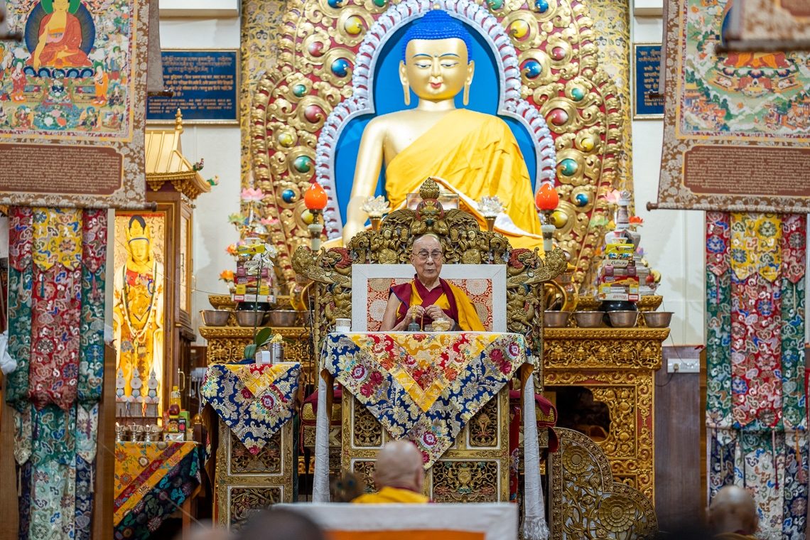 达赖喇嘛参加“亿遍六字真言持诵法会”加持甘露丸