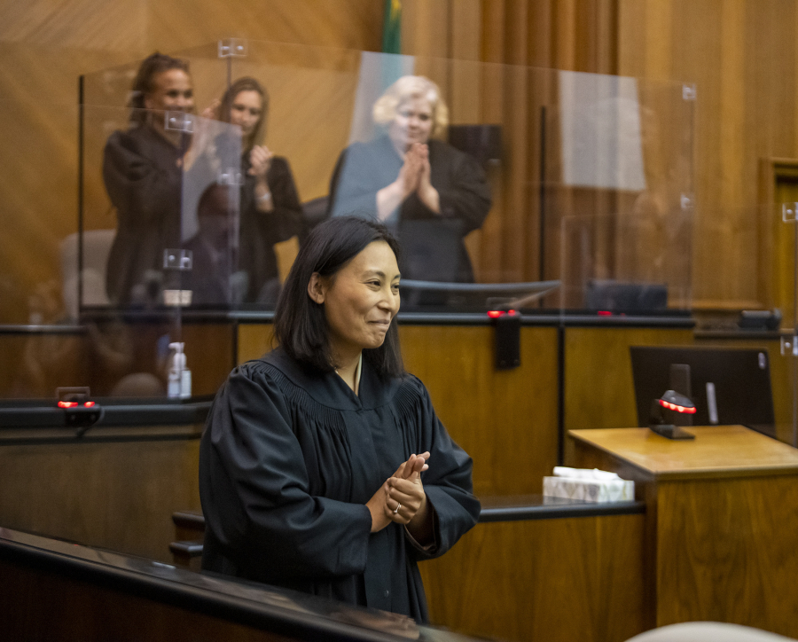 美籍藏人次仁康奈尔宣誓就任华盛顿州克拉克县高等法院法官