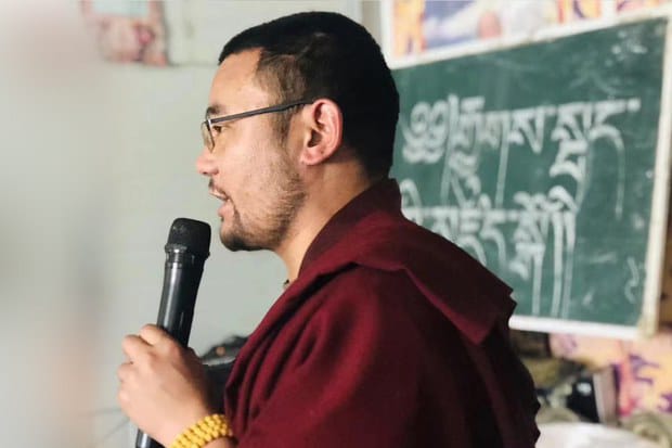 两名西藏杂曲卡县僧人因反驳中共政治宣传而遭捕判刑