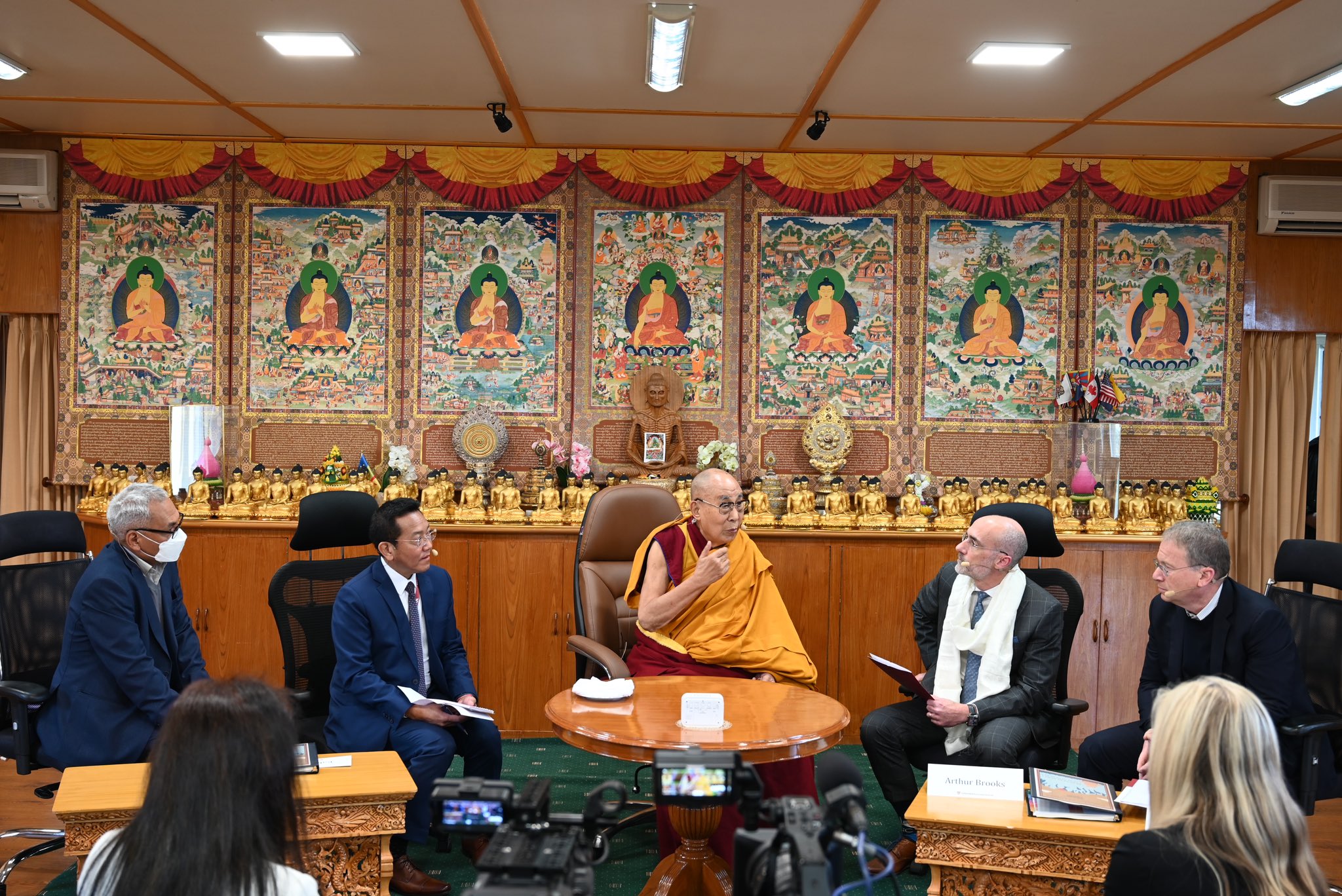 美国哈佛大学教授会见达赖喇嘛探讨幸福之道- VOT